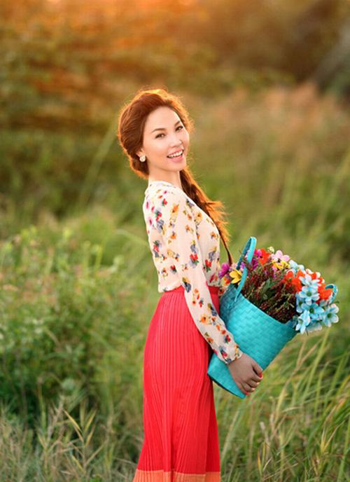Người mẫu Quỳnh Thư thể hiện sự am hiểu về thời trang khi tết tóc lệch theo phong cách cố điển với phần tóc mái được vuột ngược lên và đuôi tóc tết rối. Cùng với đó là bộ áo váy màu sắc vintage tạo sự phối hợp hoàn hảo.